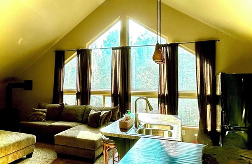 Island Park Casa | Enjoy the spacious vaulted ceilings with a full kitchen and open concept living!