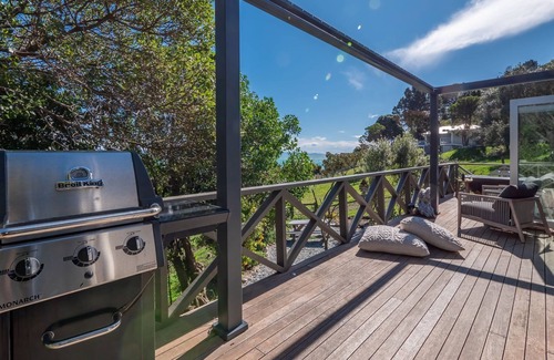 Nelson Region Cabaña | Enjoy this gorgeous cottage in island paradise with stunning ocean views