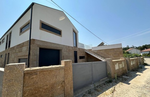 Felgueiras Apartamento | Enjoy this modern ground-floor apartment, perfect for families or groups.