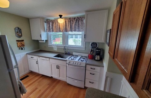 Lakeside Casa | Enjoy this year round cottage centrally located to all Lakeside has to offer.
