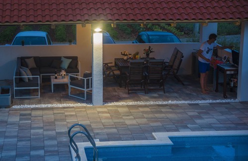 Marina Apartamento | Disfruta de tu piscina privada y cocina exterior.