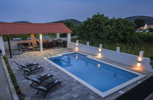 Marina Apartamento | Disfruta de tu piscina privada y cocina exterior.