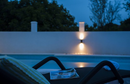 Marina Apartamento | Disfruta de tu piscina privada y cocina exterior.