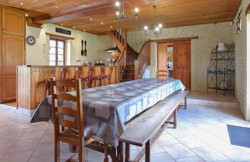 Vienne-en-Bessin Casa | Enjoy your vacation in a fantastically situated vacation home with indoor pool and sauna.