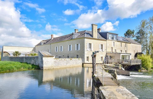 Vienne-en-Bessin Casa | Enjoy your vacation in a fantastically situated vacation home with indoor pool and sauna.