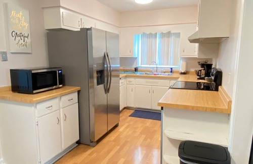 Greenfield Casa | Enjoyable 4-bedroom house in Greenfield, WI