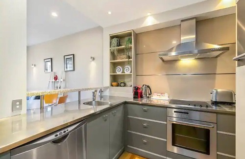 Auckland Central Business District Casa | Enormous CBD 1BR Unit w/ Parking by Zodiak Stays