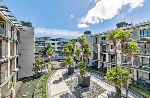 Auckland Central Business District Casa | Enormous CBD 1BR Unit w/ Parking by Zodiak Stays