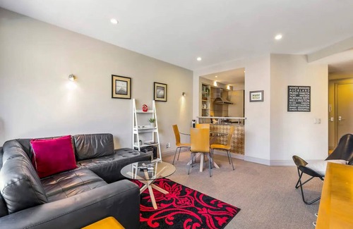 Auckland Central Business District Casa | Enormous CBD 1BR Unit w/ Parking by Zodiak Stays