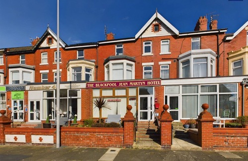 North Shore Hotel | Ensuite Double Room 5mins to the sea