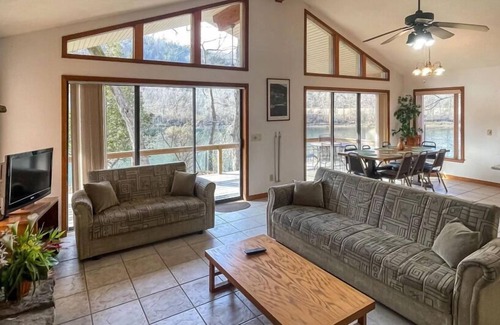 Lakeview Casa | Ensuring a Very Comfortable & Memorable Stay, Near Bull Shoals Dam, Parking