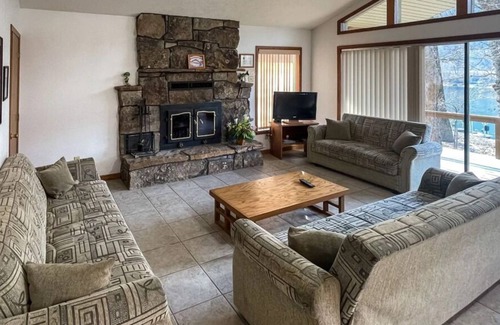 Lakeview Casa | Ensuring a Very Comfortable & Memorable Stay, Near Bull Shoals Dam, Parking