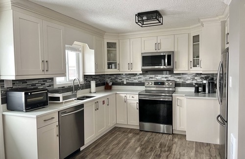 Okanagan-Similkameen Casa | Entertain w/ Fire Pit, Patio, Yard, Huge TV & BBQ. Quiet neighbourhood. Pets OK