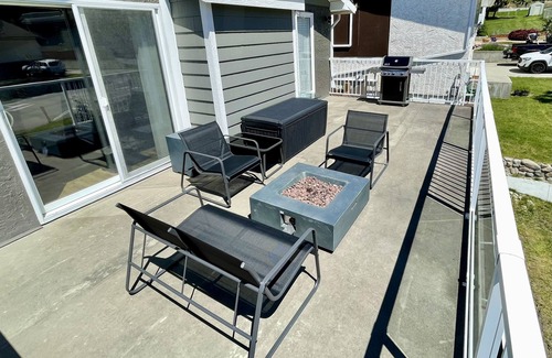 Okanagan-Similkameen Casa | Entertain w/ Fire Pit, Patio, Yard, Huge TV & BBQ. Quiet neighbourhood. Pets OK