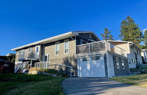 Okanagan-Similkameen Casa | Entertain w/ Fire Pit, Patio, Yard, Huge TV & BBQ. Quiet neighbourhood. Pets OK