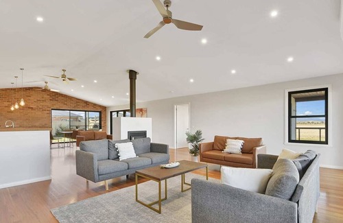 Eglinton Casa | Entertainers Dream - Pizza Oven, Fireplace, Wifi