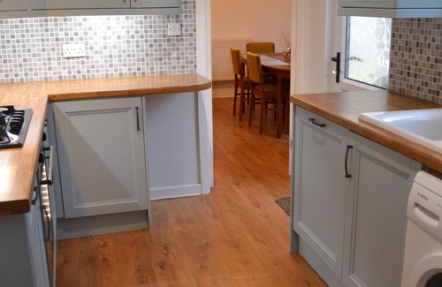 Caerphilly Casa | Entire 3 bedroom house 5 minute walk to the Caerphilly station
