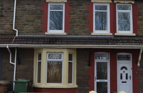 Caerphilly Casa | Entire 3 bedroom house 5 minute walk to the Caerphilly station