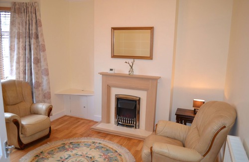 Caerphilly Casa | Entire 3 bedroom house 5 minute walk to the Caerphilly station