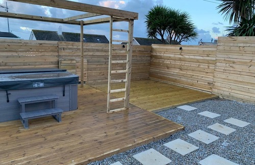 Porth Casa | Entire 3 Bedroom Property - Garden & Hot Tub - Close to Porth Beach, Newquay