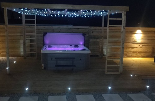 Porth Casa | Entire 3 Bedroom Property - Garden & Hot Tub - Close to Porth Beach, Newquay