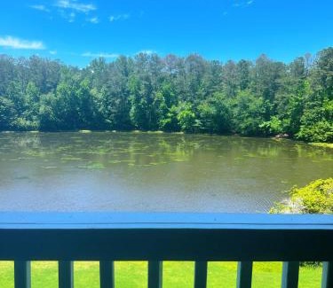 Conyers Apartamento | Entire 4BR Lakeview Home with Parking Fast Wi-Fi Conyers