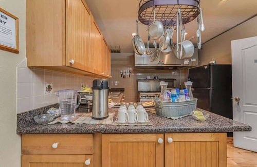 Chassahowitzka Cama Y Desayuno | Entire Boutique Hotel...walking distance to river