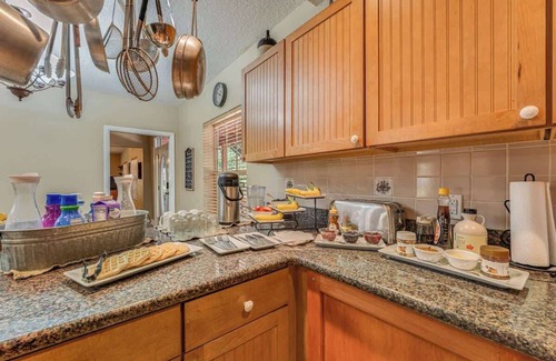 Chassahowitzka Cama Y Desayuno | Entire Boutique Hotel...walking distance to river