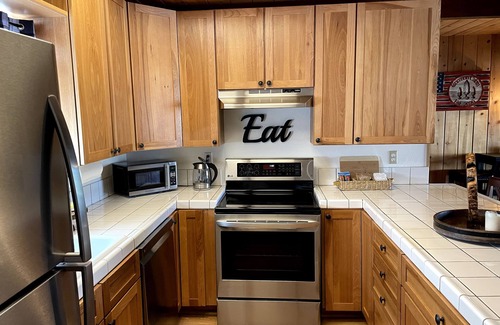 Arrowbear Lake Cabina | Entire Cabin! Cozy 2 bedroom that sleeps 6. Just minutes from Snow Valley!