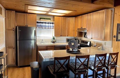 Arrowbear Lake Cabina | Entire Cabin! Cozy 2 bedroom that sleeps 6. Just minutes from Snow Valley!