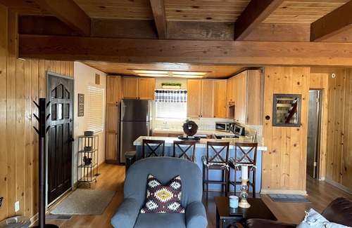 Arrowbear Lake Cabina | Entire Cabin! Cozy 2 bedroom that sleeps 6. Just minutes from Snow Valley!