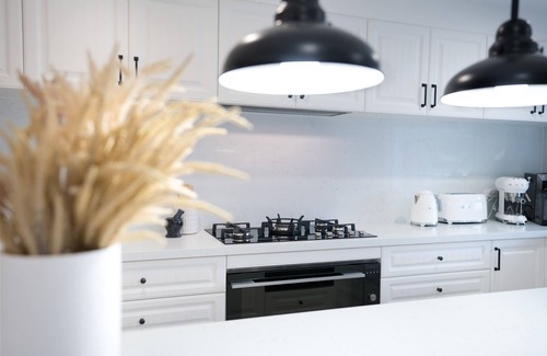 Lake Illawarra Casa | Entire Coastal Residential Family Home. Sleeps 12 - Lake & Beachside Property.