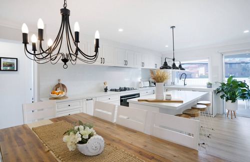 Lake Illawarra Casa | Entire Coastal Residential Family Home. Sleeps 12 - Lake & Beachside Property.