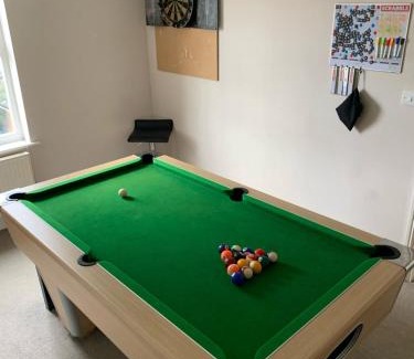 Ashford Casa | Entire Family Entertainment Holiday Home - 3 x Floors - Free Parking - Games Room - Private Garden - Workspace and Wifi 112mb - Self Check-in