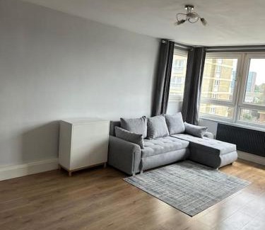West Ham Apartamento | Entire flat with big living room, bedroom, balcony