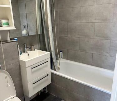 West Ham Apartamento | Entire flat with big living room, bedroom, balcony