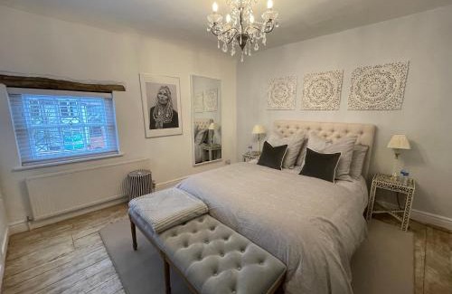 Henley-in-Arden Casa | Entire Georgian luxury house - 3 Storey- High St Henley-in-Arden -Two bedrooms-Sleeps 4 people Close to Stratford upon Avon - Warwick - Solihull - NEC