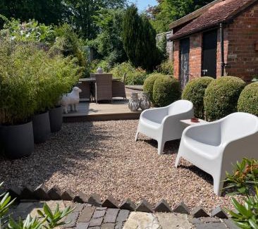 Henley-in-Arden Casa | Entire Georgian luxury house - 3 Storey- High St Henley-in-Arden -Two bedrooms-Sleeps 4 people Close to Stratford upon Avon - Warwick - Solihull - NEC
