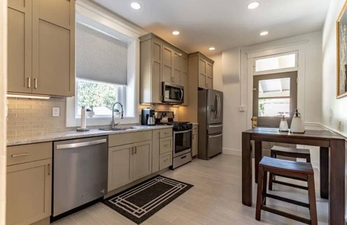 Deer Park Casa | Entire Home in the Highlands on Bardstown RD - Onsite Parking