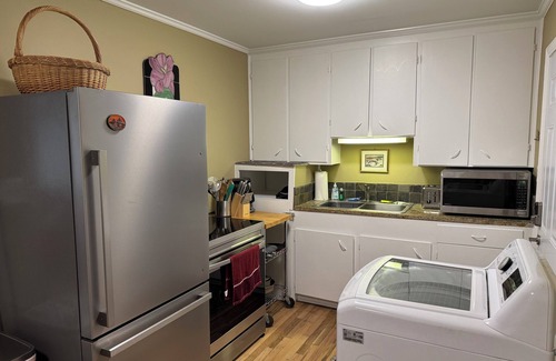 Summerville Casa | Entire House - Antique Mall Cottage