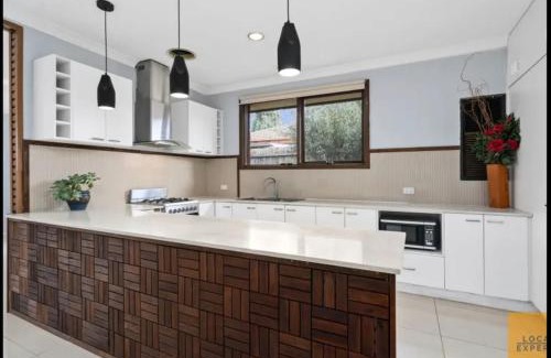 Melton Casa | Entire House close to Supermarket gym Restaurants