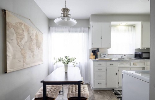 Strongsville Apartamento | Entire House Close To CLE Airport & BWU