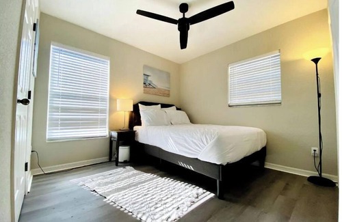 Lake Mary Casa | Entire House - King Bed Suite & Golf Course View