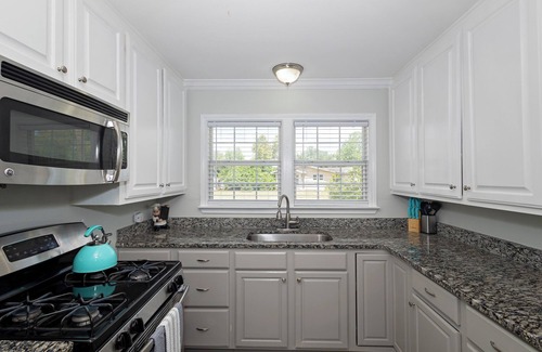 Central City Casa | Entire house +Pool+Hot Tube +1 car garage + EV Charger level 2-Tesla+ BBQ Grill