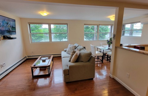 Lake Hopatcong Apartamento | Entire Lakefront Suite with private dock + kayaks
