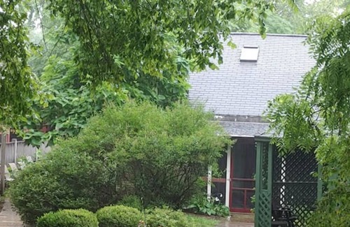 Utica Cama Y Desayuno | entire landers house, 4 bed,3.5 bath, sleep 8, no pet