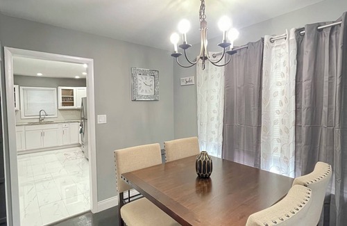 Chicago Heights Casa | Entire Luxurious Home. Free parking+Fast Wi-Fi Central Location. Private Getaway