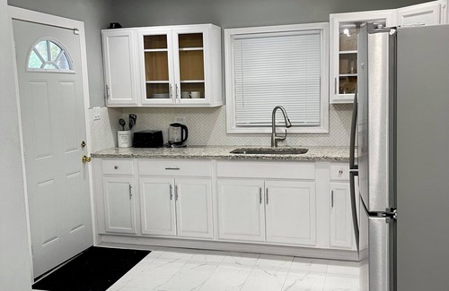 Chicago Heights Casa | Entire Luxurious Home. Free parking+Fast Wi-Fi Central Location. Private Getaway