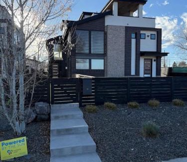 Villa Park Casa | Entire Luxury Home I Sleeps 8 I 10min To Downtown