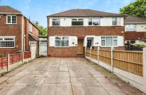 Birmingham Casa | Entire luxury house Free Parking accommodations for contractors and long stays